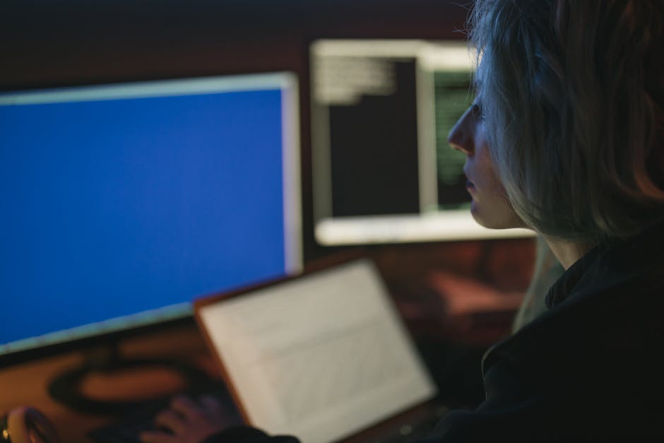 Führungskraft im Gespräch mit Team im modernen Büro
